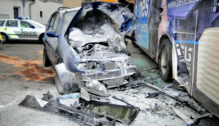 Po nárazu do stojícího autobusu zemřel v nemocnici