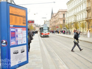 Usnul na tramvajových kolejích. Zachránili ho strážníci