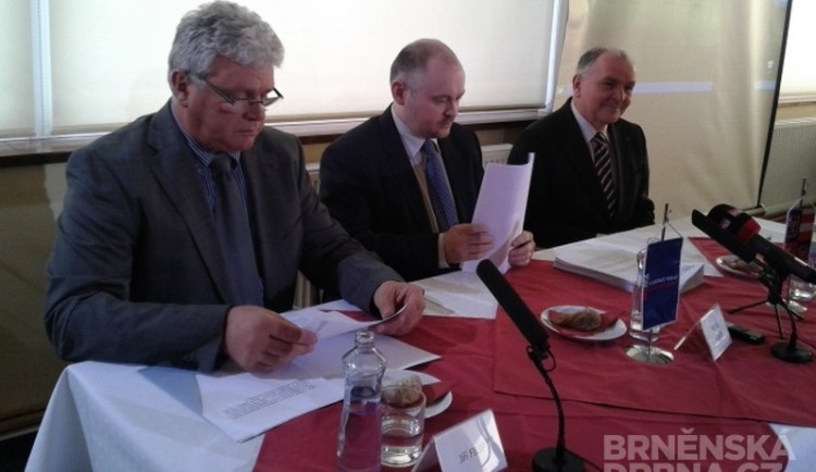 Předseda představenstva Letiště Brno Jiří Filip, hejtman Jihomoravského kraje Michal Hašek a náměstek hejtmana Jihomoravského kraje Stanislav Juránek (zleva) mluvili o budoucnosti Amazonu v Brně, foto: Brněnská Drbna, Anna Bromová