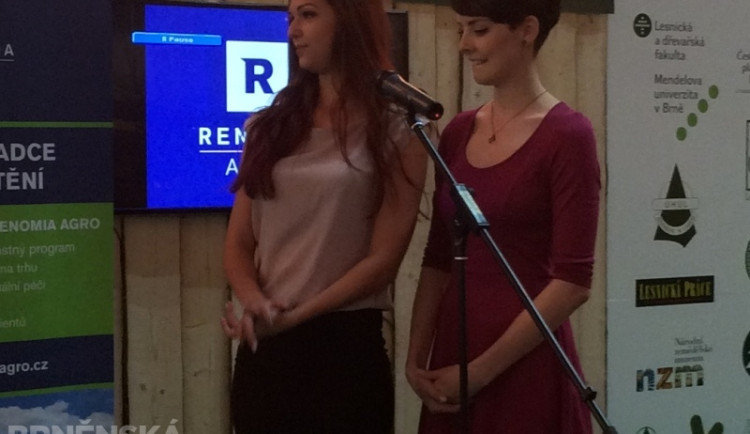 Česká Miss World 2013 Lucie Kovandová a Česká Miss 2013 Gabriela Kratochvílová (zleva) přijely na brněnské výstaviště, foto: Brněnská Drbna, David Zouhar