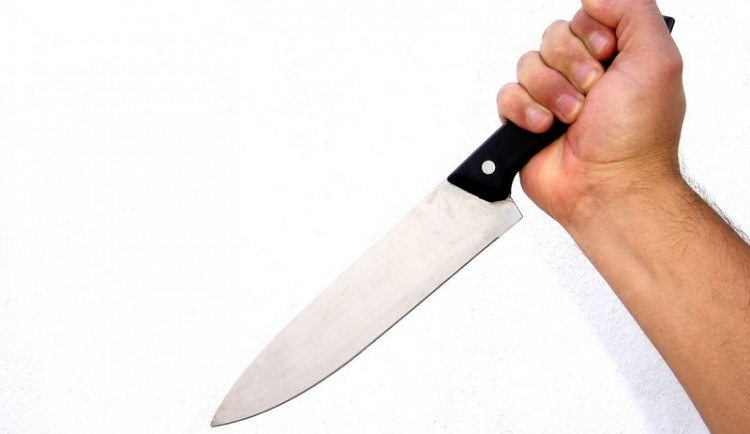 Otec vzal při hádce na svého syna a jeho přítelkyni nůž