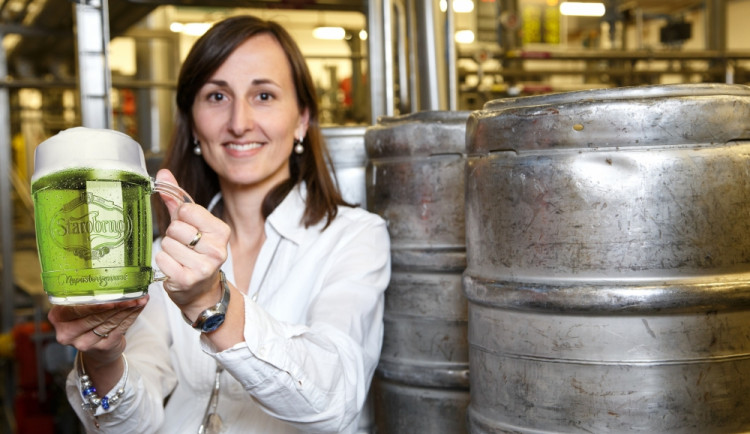 Stáčení Zeleného piva se zúčastnila i mluvčí pivovaru Kateřina Beute, foto: Starobrno