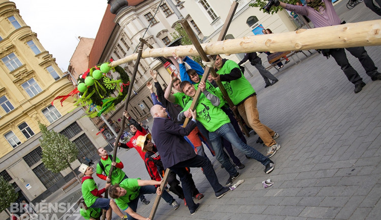 Brněnští studenti vztyčili na náměstí Svobody májku, foto: Brněnská Drbna, Miroslav Toman
