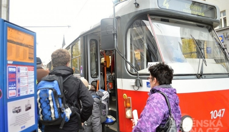 Mladík prý vystrčil muže z tramvaje