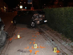 Nabouraný Jeep a jedna z jeho "obětí", foto: Policie ČR