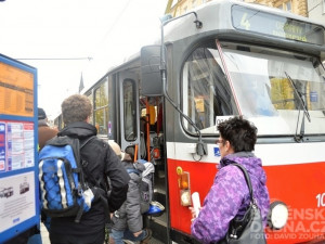 Mladík prý vystrčil muže z tramvaje