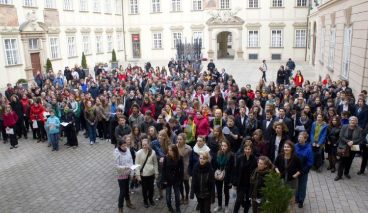 Gymnazisté zpívali na nádvoří Nové radnice i v roce 2012, foto: Gymnasia Cantant, Milan Hiesböck