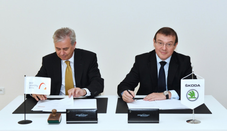 Generální ředitel brněnských veletrhů Jiří Kuliš (vlevo) a člen představenstva za oblast HR-Management  Škoda Auto Bohdan Wojnar podepsali smlouvu o spolupráci, foto: Veletrhy Brno