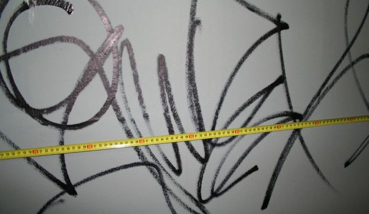 Muž čmáral na zeď ve Štefánikově ulici, foto: Policie ČR