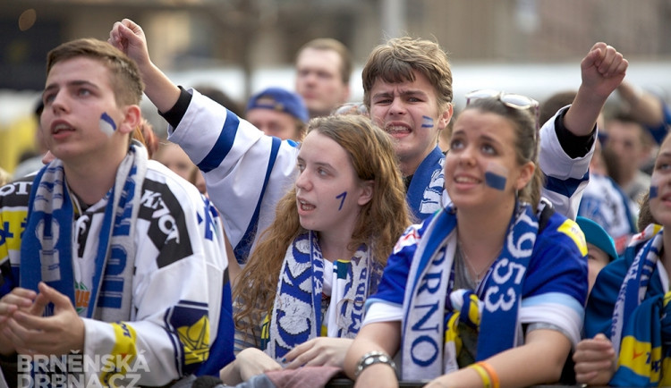 Semifinálové zápasy sledovali fanoušci u kina Scala, foto: Brněnská Drbna, Miroslav Toman