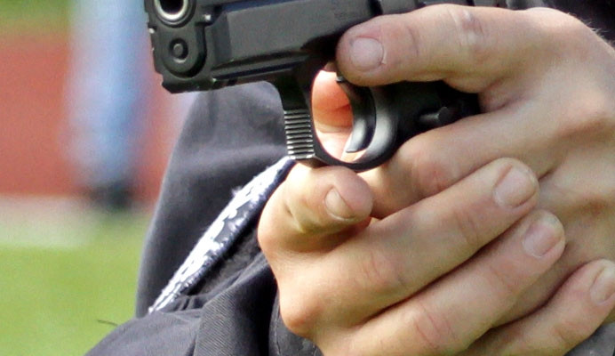 Policista si při výcviku v Lišově prostřelil nohu