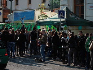 Zelené pivo přitáhlo na Mendlovo náměstí stovky Brňanů