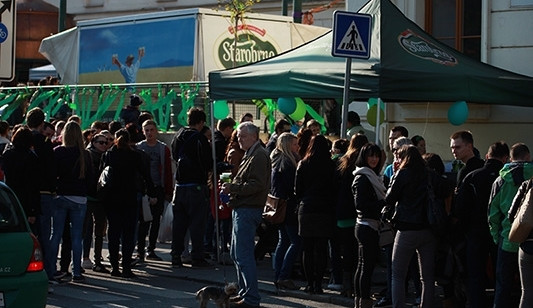 Zelené pivo přilákalo na Moravské náměstí stovky Brňanů, foto: Brněnská Drbna, Miroslav Toman