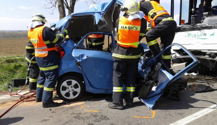 Nehoda zablokovala silnici na tři hodiny, foto: hasiči JMK