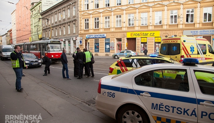 Na Tomkově náměstí se srazilo auto s tramvají