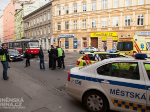 Na Tomkově náměstí se srazilo auto s tramvají