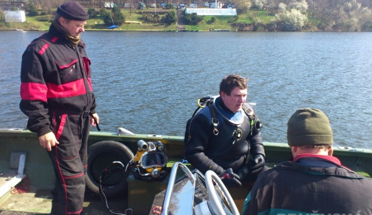 Potápeči na lodi vyhledávají polohu věže, foto: Brněnská Drbna, David Zouhar