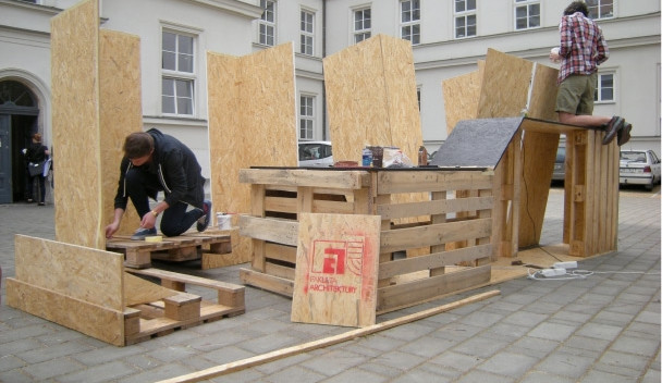 Stavba pavilonu na dvoře Fakulty architektury probíhala formou studentského workshopu, foto: Pavel Stříteský