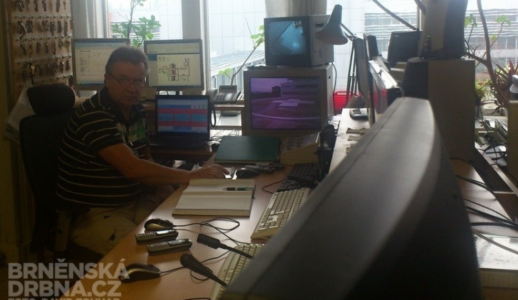 Pracovník technického dispečinku sleduje pomocí kamer přistávání vrtulníku, foto: Brněnská Drbna, David Zouhar