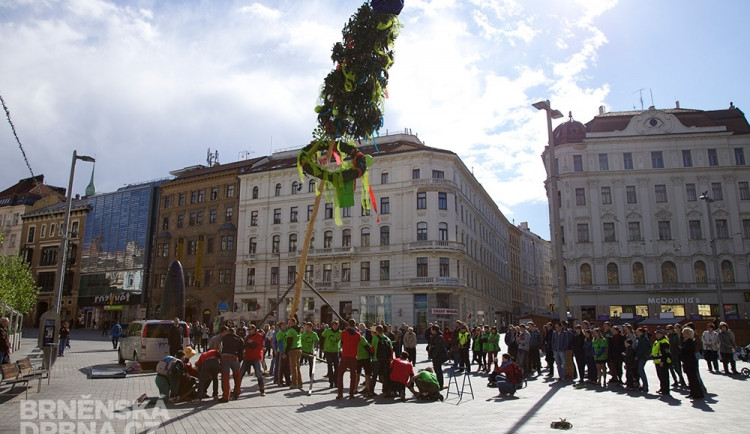 Studenti také strhnou Májku, foto: Brněnská Drbna, Miroslav Toman