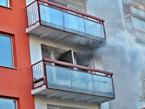 Policisté zachránili muže z hořícího bytu