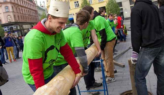Studenti ponesou průvodem i májku, foto: Brněnská Drbna, Miroslav Toman