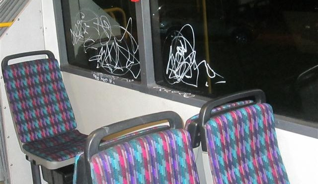 Mladík pomaloval autobus, poté v něm s fixem v ruce usnul
