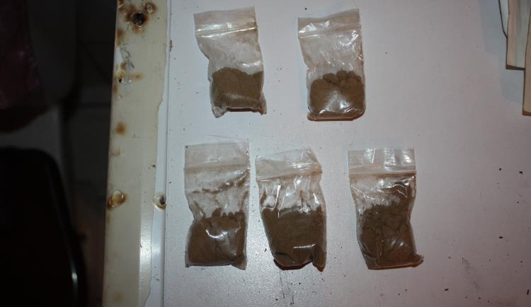 Policisté našli třiačtyřicet psaníček heroinu a dalších osmadvacet gramů drogy v pěti igelitových sáčcích, foto: Policie ČR