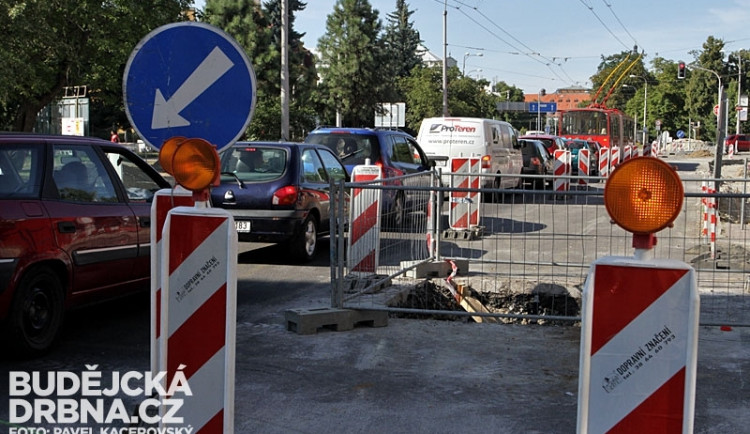 Oprava mostu Kosmonautů omezuje dopravu v Mánesovce