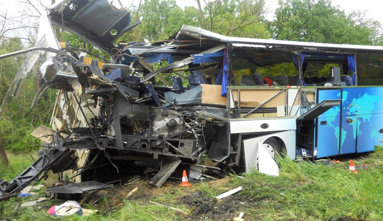 Vlak rozpáral u Hluboké německý autobus bez turistů