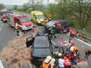 Zemřelo jedno z dětí zraněných při sobotní nehodě na svitavské I/43