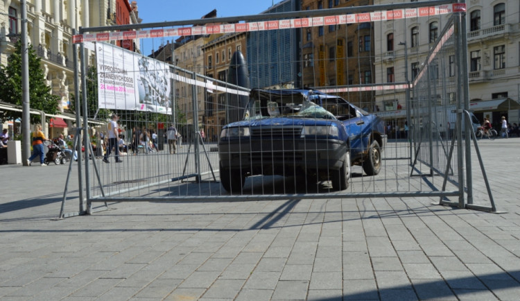 V centru Brna se objevila havarovaná auta