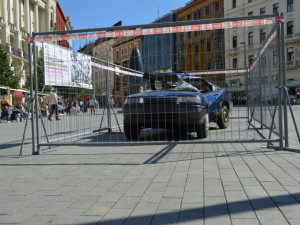 V centru Brna se objevila havarovaná auta