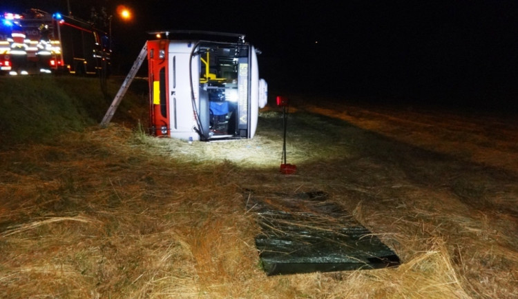 Havarovaný autobus u Ořešína, foto: HZS JMK