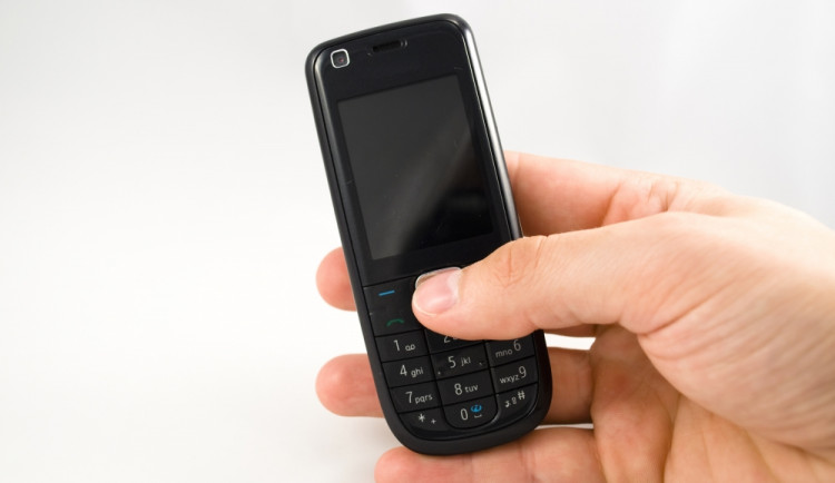 Slováci se pokusili prodat falešné mobily policistům v civilu