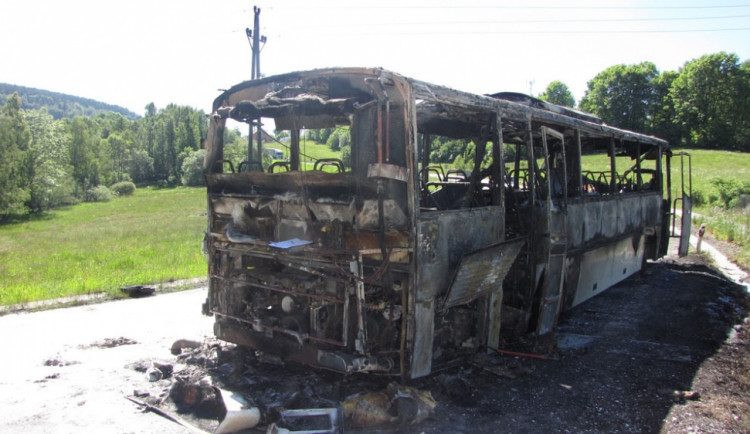 Ve stoupání na Libín shořel zájezdový autobus