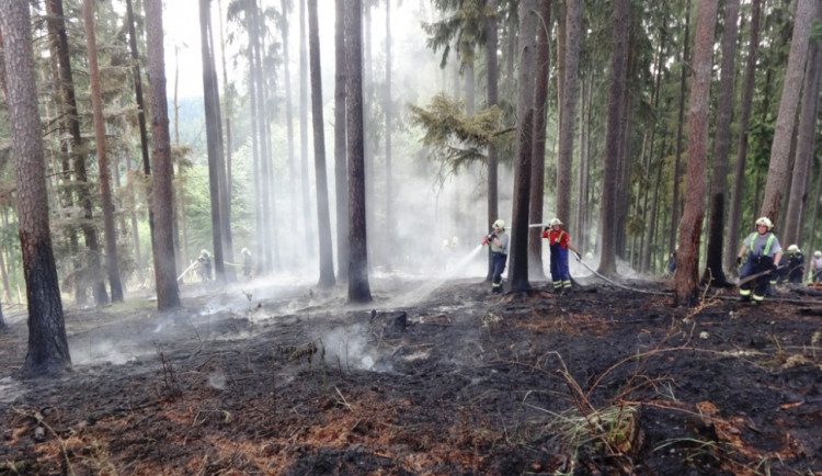 Hasiči kontrolují zbytky požáru, foto: HZS JMK
