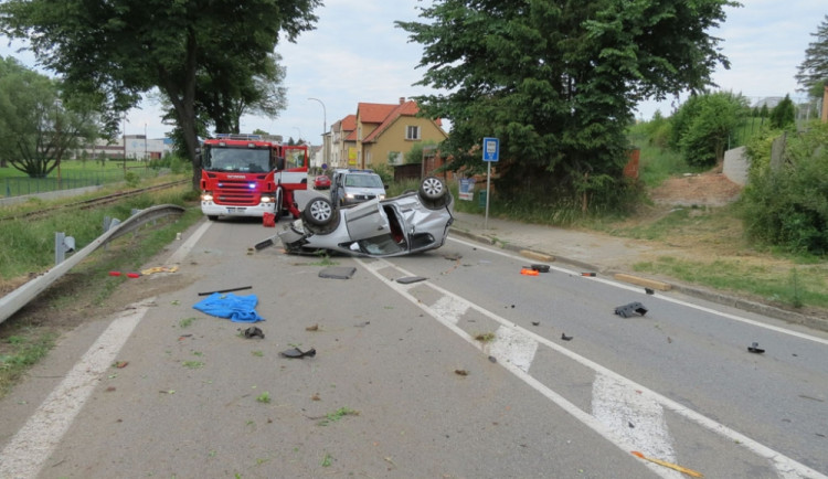 Senior převrátil nárazem auto na střechu a na místě zemřel
