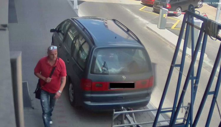 Muže zachytila bezpečnostní kamera, foto: Policie ČR