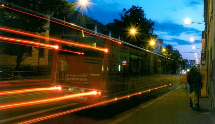 Povinný nástup předními dveřmi do nočních linek MHD končí