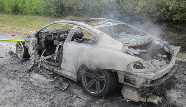 Hasiči likvidovali požár auta se škodou dva milióny korun