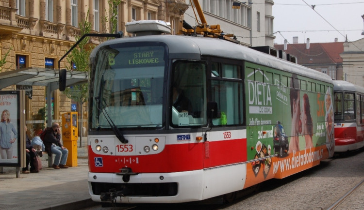 Mladík chtěl spáchat sebevraždu, lehnul si před tramvaj