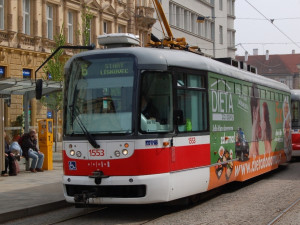 Mladík chtěl spáchat sebevraždu, lehnul si před tramvaj