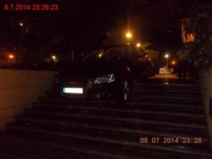 Švédovo Audi se zaseklo na schodech, které si spletl s vjezdem do garáží, foto: MPB