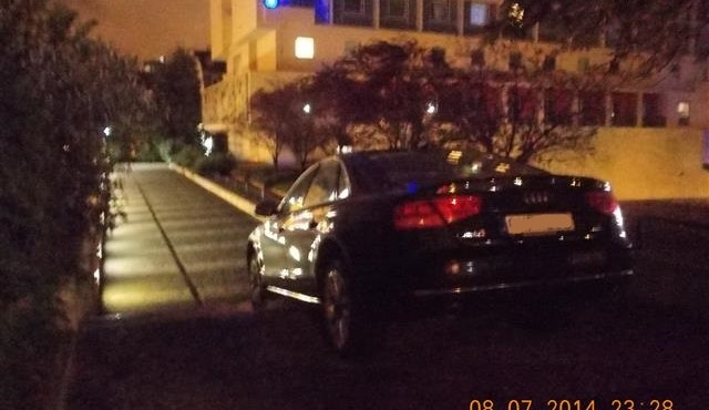 Švédovo Audi se zaseklo na schodech, které si spletl s vjezdem do garáží, foto: MPB