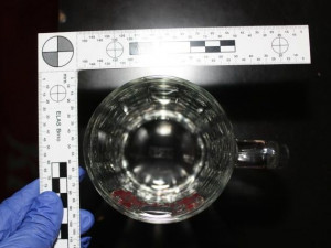 Sklenice, kterou muž zaútočil, foto: Policie ČR