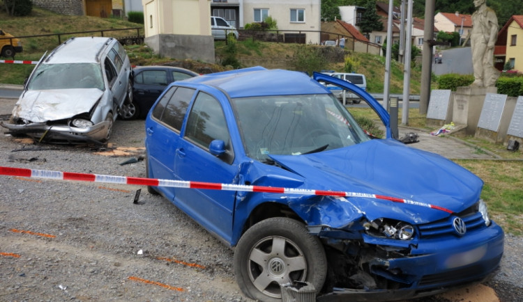Po havárii jediného vozu vypadala náves obce jako vrakoviště, foto: HZS JMK