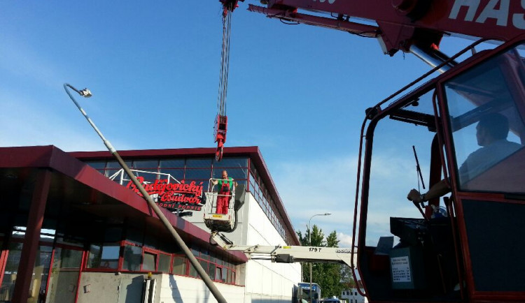 Na vrátnici Budvaru spadl betonový sloup