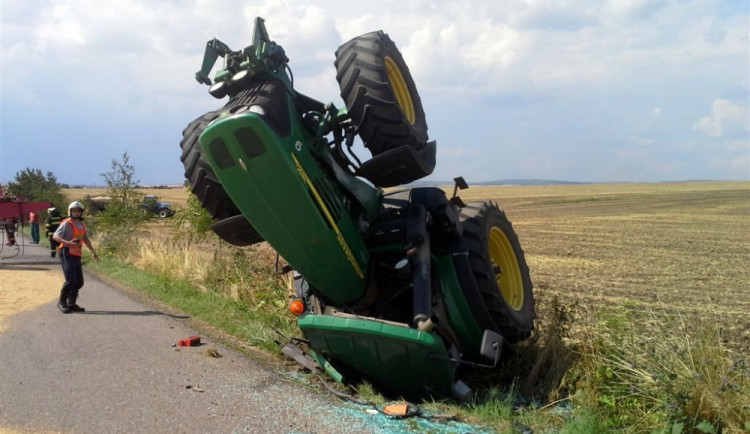 Převrácený traktor u obce Prace, foto: HZS JMK