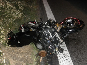 Z nehody se dvěma motocykly si cyklista odnesl těžké zranění